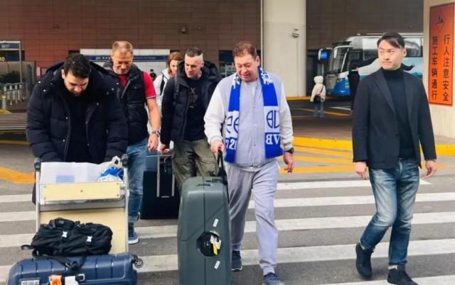 开云电子-新帅抵沪后迅速进入状态 外援新政恐打乱申花计划